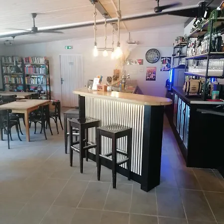 Camping Type A 6 Persoons Met 3 Slaapkamers En Overdekt Terras Touzac (Lot)