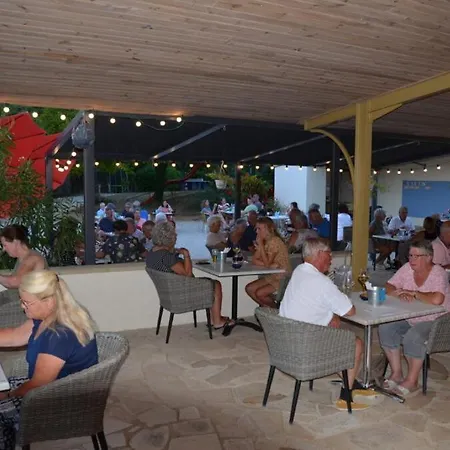 Type A 6 Persoons Met 3 Slaapkamers En Overdekt Terras Touzac (Lot)